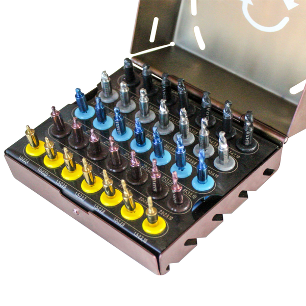 An open maroon square box with 5 color coded rows of 6 drill storage slots each. The top row starts with 3.7 to 4.7 millimeter diameter drills in lengths from 4 to 10 millimeters. The bottom row ends with 1.5 to 2.2 millimeter diameter drills in lengths from 4 to 10 millimeters.